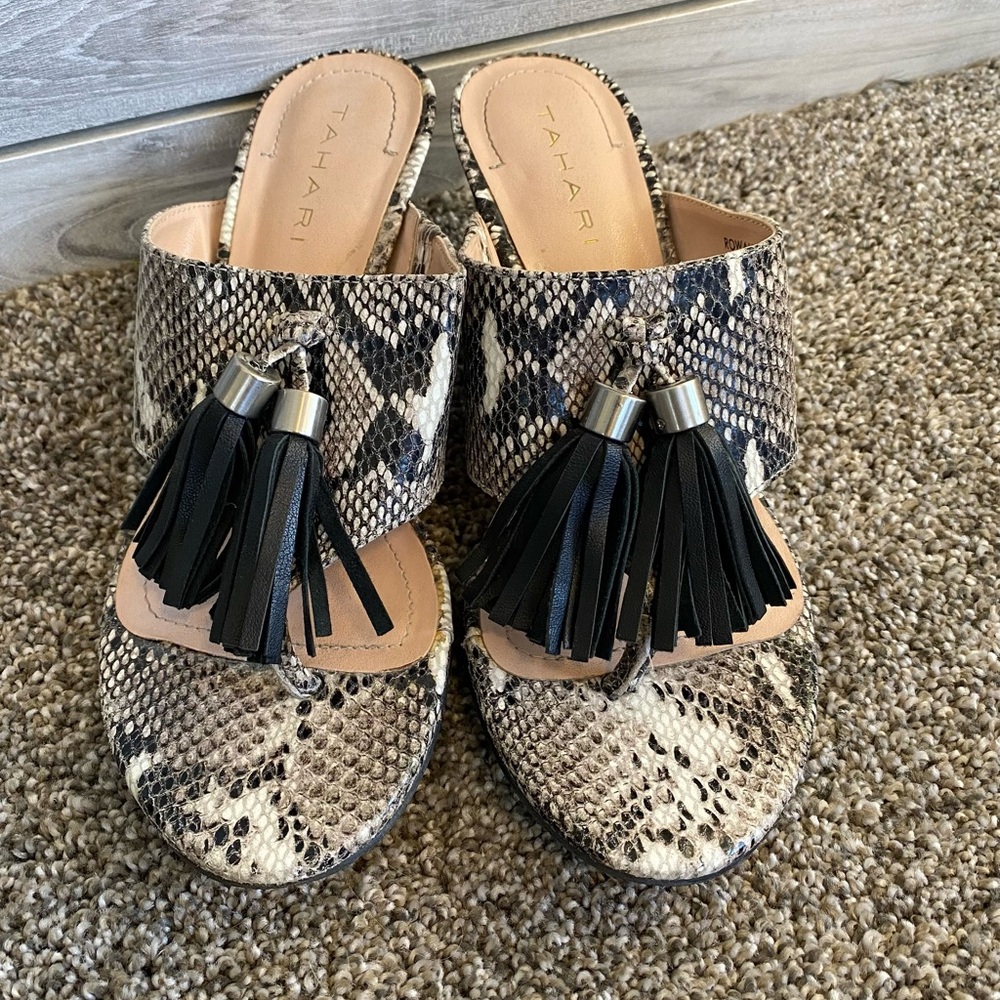 Tahari Rowan Open Toe Thong Sandals With Tassels Snake Print  Size 6M
